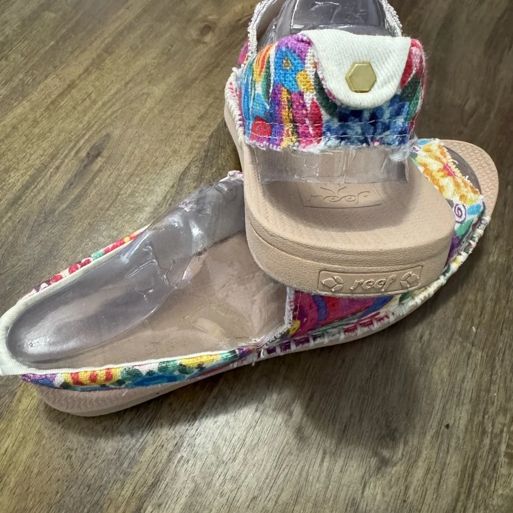 Reef’s Women’s Colorful Floral Canvas Peep-Toe Women’s Sandals 7.5 - Picture 4 of 4